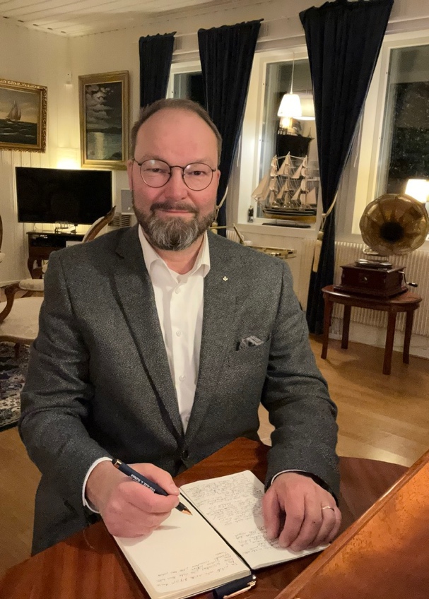 Kuva, joka sisältää kohteen sisä-, henkilö, vaate, huonekalu

Tekoälyllä luotu sisältö voi olla virheellistä.